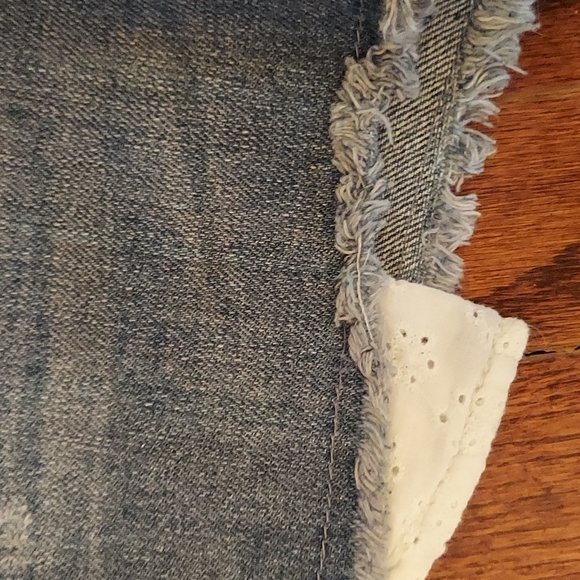 Forever 21  denim distressed shorts with eyelet pockets - Picture 3 of 5